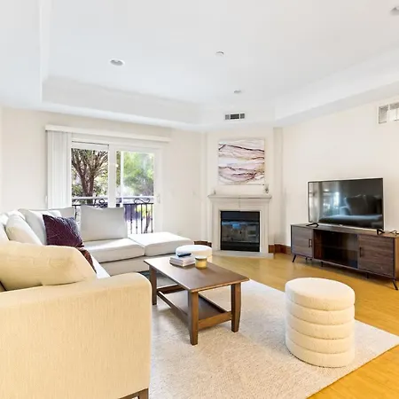 Charming And Stylish Apartment In The Heart Of La